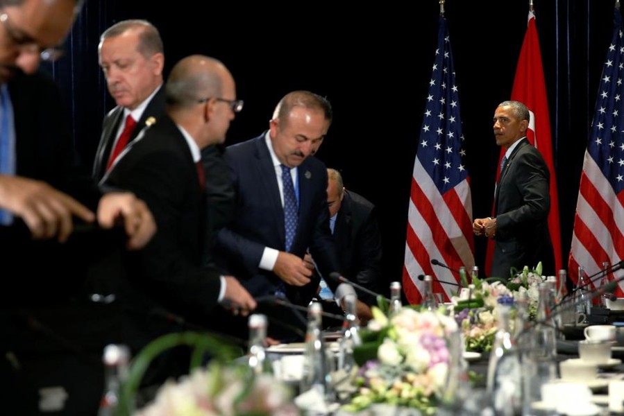 Tổng thống Obama hướng mắt nhìn người đồng cấp Thổ Nhĩ Kỳ Tayyip Erdogan sau khi họ trả lời phỏng vấn báo chí tại sự kiện bên lề  Hội nghị G20 ở Hàng Châu.